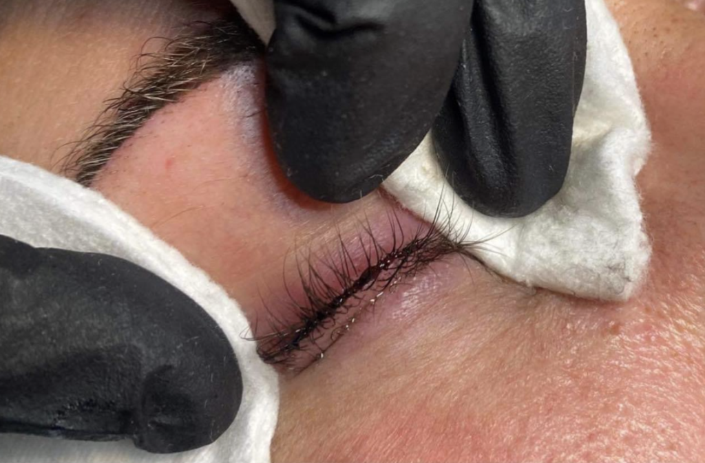 PMU Eyeliner Pigmentierung am Wimpernkranz während der Behandlung mit gespanntem Augenlid
